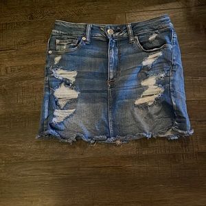 American Eagle distressed jean skit size 8